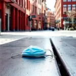 erfahren sie, warum das tragen von masken jetzt weder schutz noch solidarität bietet und mehr schaden als nutzen verursacht.